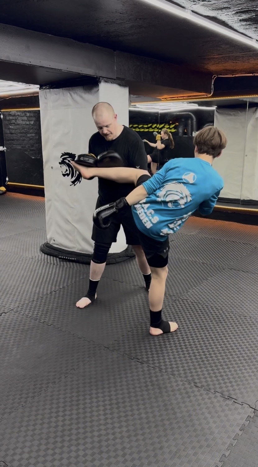 Kickboxningsträning med sparkövning