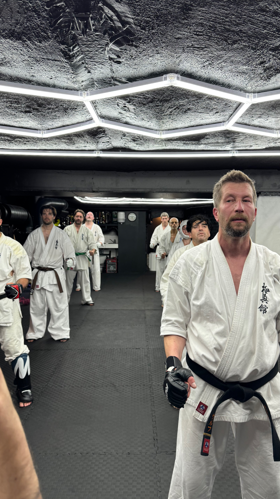 Instruktör och elever i Kyokushin-Kan gi